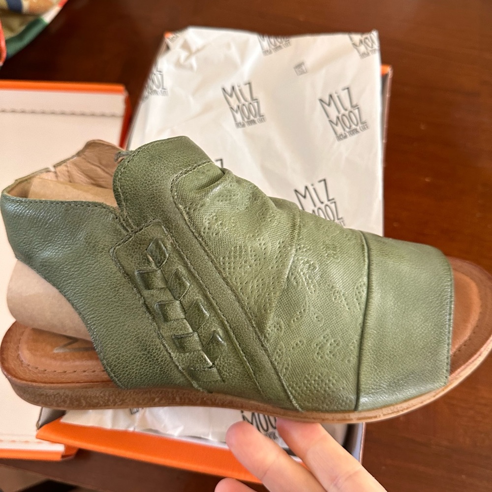 NIB Brand New! Fun super comfy real leather iconic sandals.